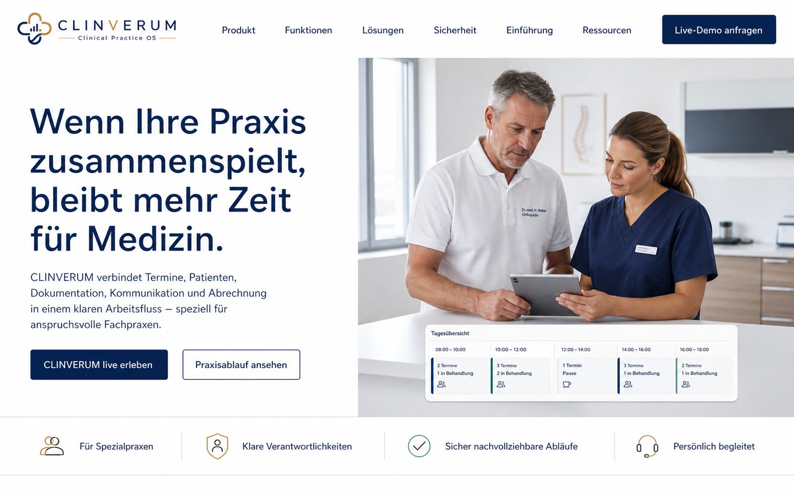 Arzt und medizinische Fachangestellte koordinieren den Praxisalltag gemeinsam an einem Tablet.