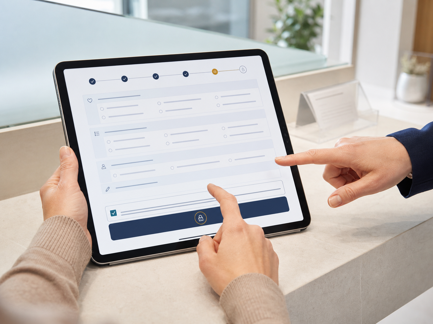 Eine Person füllt einen strukturierten Fragebogen mit Einwilligung auf einem Tablet aus.